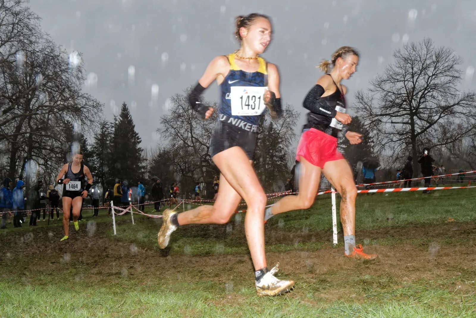 Coureuses sous la pluie en cross-country