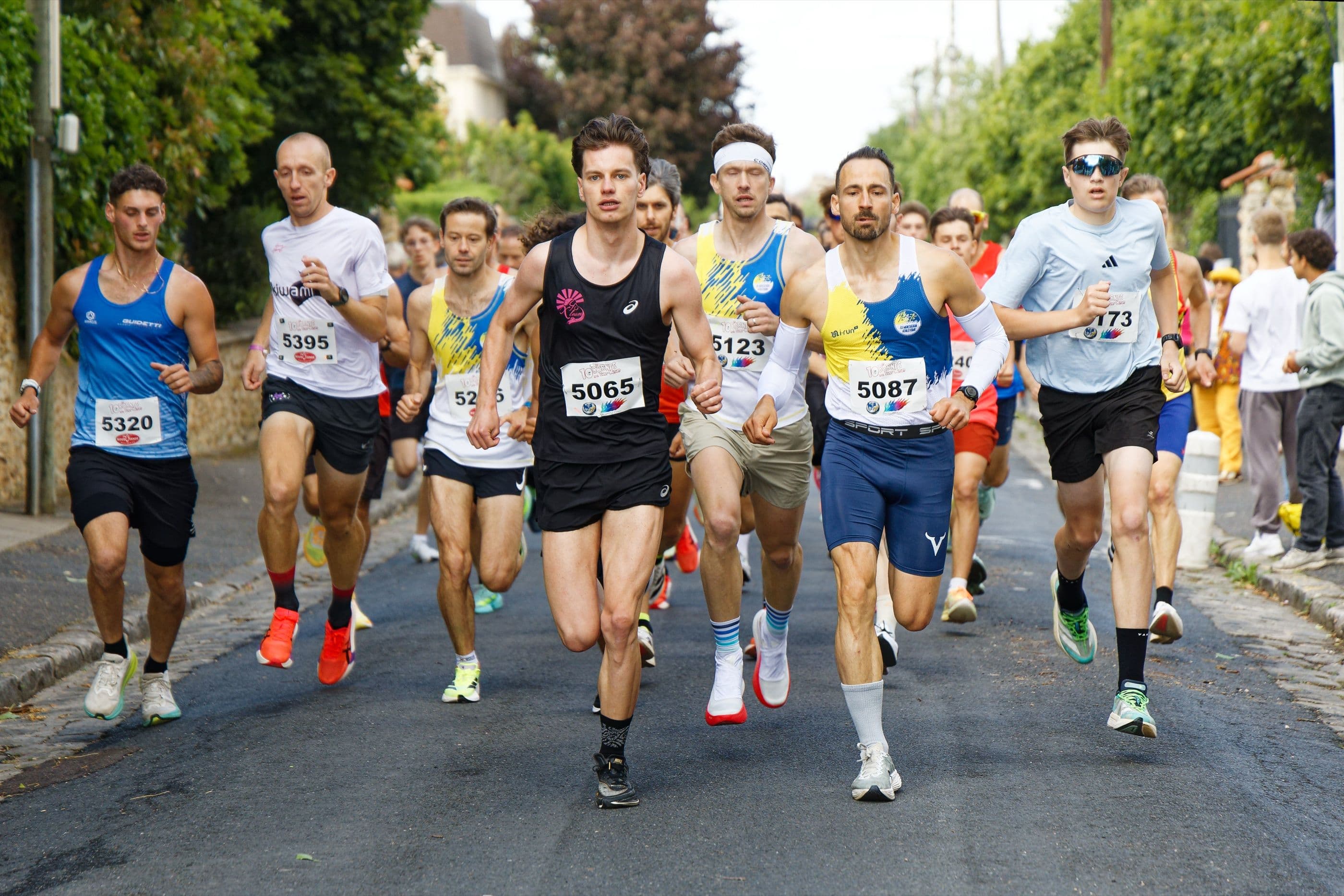 Groupe de coureurs de tête sur une route de village